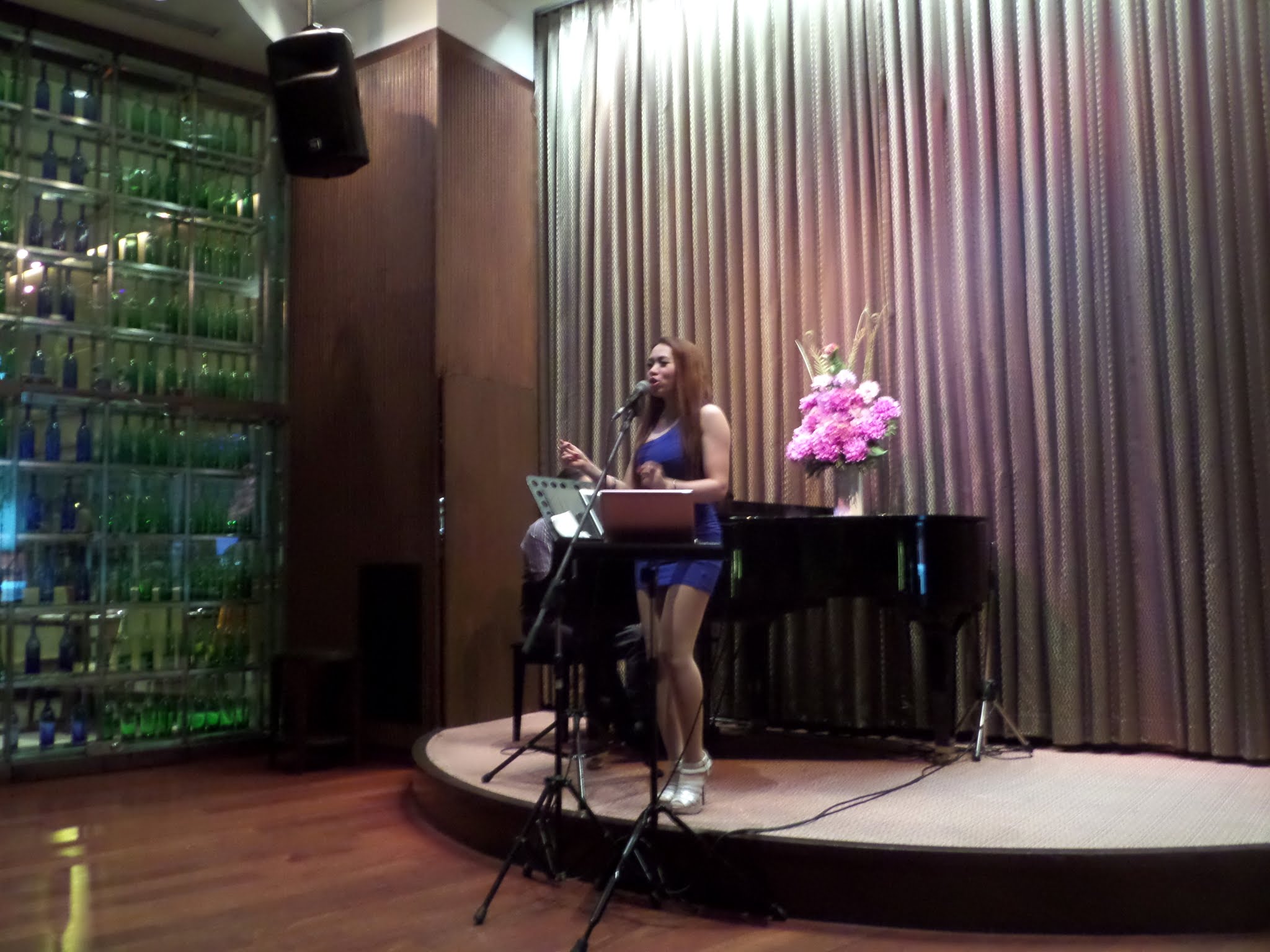 Live music at Harri's Bar, Bangkok 